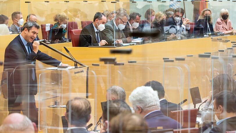 Bayerns Ministerpräsident Markus Söder (CSU, links) gibt im Bayerischen Landtag während der Sondersitzung eine weitere Regierungserklärung ab. Bayerns Ministerpräsident Markus Söder (CSU, links) gibt im Bayerischen Landtag während der Sondersitzung eine weitere Regierungserklärung ab.