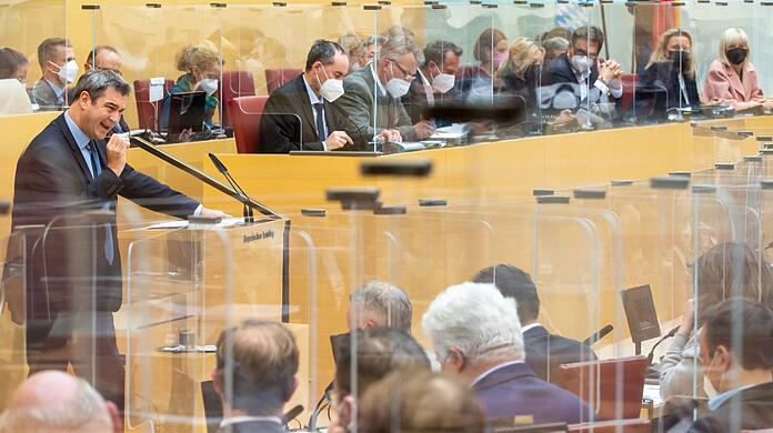 Bayerns Ministerpräsident Markus Söder (CSU, links) gibt im Bayerischen Landtag während der Sondersitzung eine weitere Regierungserklärung ab.
