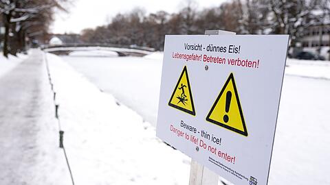 Am Nymphenburger Kanal ist das Wasser gefroren, aber: "Vorsicht - dünnes Eis! Lebensgefahr! Betreten verboten!" warnt ein Schild die Besucher.