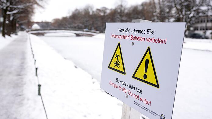 Am Nymphenburger Kanal ist das Wasser gefroren, aber: "Vorsicht - dünnes Eis! Lebensgefahr! Betreten verboten!" warnt ein Schild die Besucher.