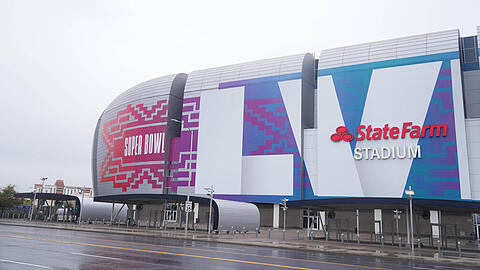Hier tragen sonst die Arizona Cardinals ihre Heimspiele aus. Der Super Bowl LVII findet im Glendale State Farm Stadium statt.