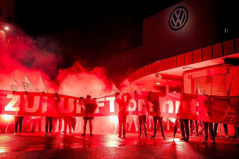 Friedliche Protestkundgebung der IG Metall: Menschenkette mit einem Banner "Zukunft brennt" vor dem Osnabrücker VW-Werk im Dezember. Friedliche Protestkundgebung der IG Metall: Menschenkette mit einem Banner "Zukunft brennt" vor dem Osnabrücker VW-Werk im Dezember.
