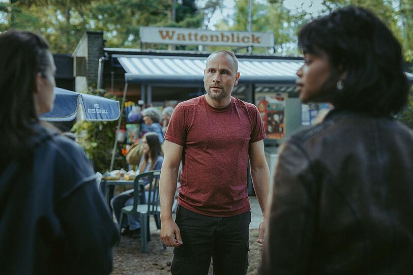 Soma (Lisa-Marie Koroll, links), Paula (Melodie Simina) und ihr Freund Flynt stellen ihren Camper auf dem Campingplatz von Ben Sandmann (Max Riemelt) ab. Als Soma ihn damit konfrontiert, dass sie ihn nackt aus dem Watt habe kommen sehen, reagiert er seltsam. Soma (Lisa-Marie Koroll, links), Paula (Melodie Simina) und ihr Freund Flynt stellen ihren Camper auf dem Campingplatz von Ben Sandmann (Max Riemelt) ab. Als Soma ihn damit konfrontiert, dass sie ihn nackt aus dem Watt habe kommen sehen, reagiert er seltsam.