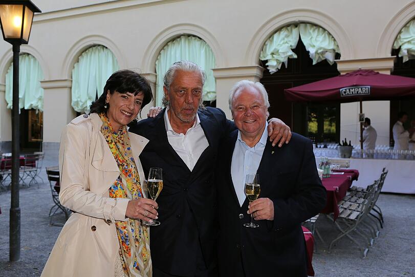 Eckart Witzigmann mit Freundin Nicola Schnelldorfer und Charles Schumann.