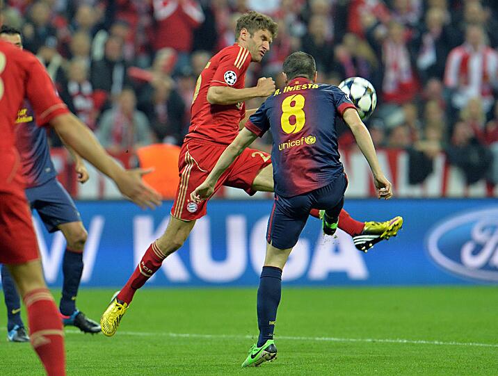 THOMAS MÜLLER: Note 1. Anfangs unsichtbarer als Messis Turbo, sein 1:0 (aus Chelsea-Position!) wirkte dann wie Doping. Überall auf dem Platz, auch beim 2:0: Torvorlage per Kopf. Beim 3:0: Monsterblock gegen Alba! Beim 4:0: Abstauber trotz Krämpfe.