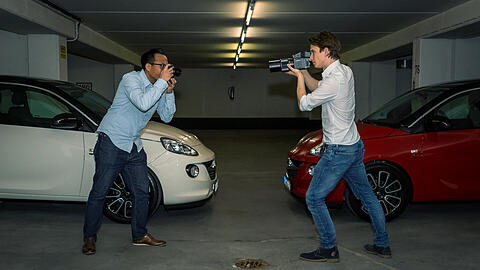 People- und Lifestyle-Fotograf Minh-Tuan Truong (links) und Philip Reichwein, der High-Fashion- und Beauty-Fotograf &ndash; beide vor zwei Modellen des Opel Adam aus der "GNTM"-Edition, zur Verfügung gestellt von Schöne Münchnerin-Partner Häusler.