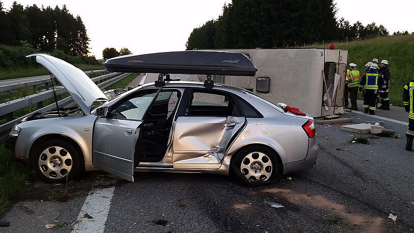Der Wohnwagen ist komplett zerstört, das Zugfahrzeug landete in der Leitplanke. Ingesamt kamen drei Verletzte ins Krankenhaus. Die Bilder von der A7.