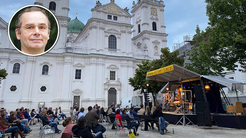 Bayerische Willkür: Im Juni spielte Hannes Ringlstetter vor 100 maximal erlaubten Zuschauern auf dem riesigen Passauer Domplatz, ab Mitte kommender Woche dürften dann 400 Menschen zuhören. AZ-Redakteur Robert Braunmüller kommentiert.