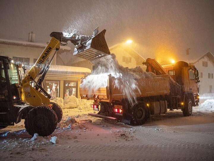 So sah es am 9. Januar in der Miesbacher Innenstadt aus: Ein Radlader räumte den zusammengeschobenen Schnee auf einen Lkw. Nun hat der Landkreis den Katastrophenfall wieder aufgehoben.