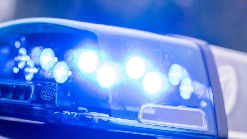 Ein Blaulicht leuchtet an einer Polizeistreife. Foto: Lino Mirgeler/dpa/Symbolbild Ein Blaulicht leuchtet an einer Polizeistreife. Foto: Lino Mirgeler/dpa/Symbolbild