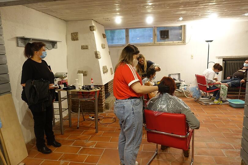 Im Keller der Berberhilfe konnten sich Frauen und Männer am Samstag kostenlos die Haare schneiden und die Füße pflegen lassen.