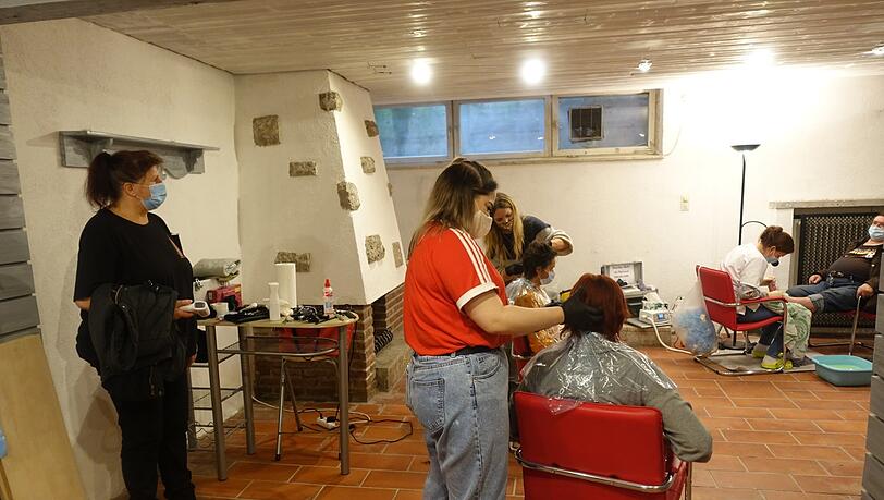 Im Keller der Berberhilfe konnten sich Frauen und Männer am Samstag kostenlos die Haare schneiden und die Füße pflegen lassen. Im Keller der Berberhilfe konnten sich Frauen und Männer am Samstag kostenlos die Haare schneiden und die Füße pflegen lassen.