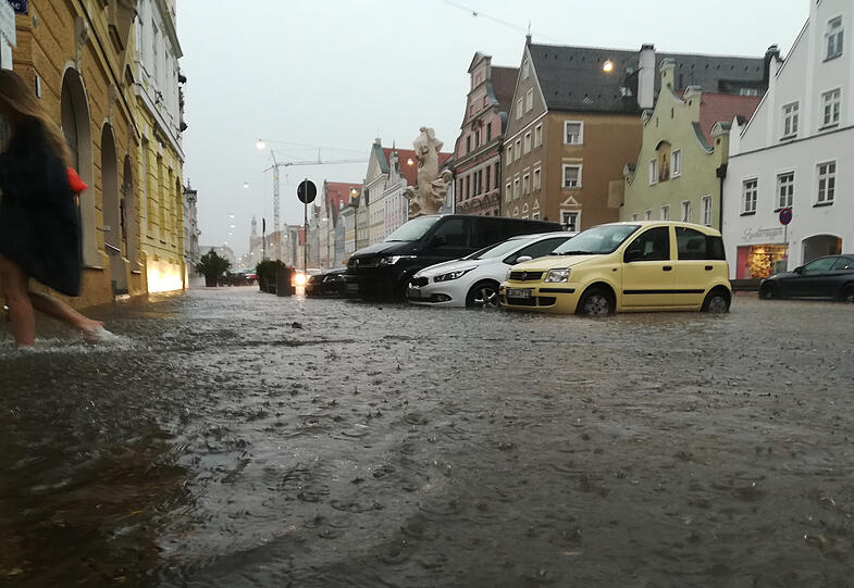 Außergewöhnliche Regenmassen hatten die Altstadt am Dienstagabend unter Wasser gesetzt. Es gab Sturzbäche, verschlammte Straßen, vollgelaufene Keller. Verletzt wurde nach ersten Erkenntnissen aber niemand.