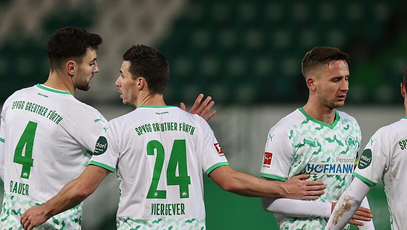 Fürths Maximilian Bauer (l-r), Nick Viergever und Paul Seguin.