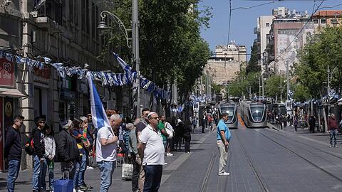 Israelis stehen still und halten zwei Schweigeminuten ein, während die Sirenen zum jährlichen israelischen Gedenktag für gefallene Soldaten ertönen.