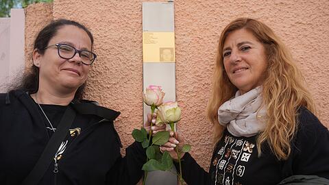 Die Schwestern Roxana und Karina Licovetzky (v. l.) kamen aus Argentinien, um ihres Großonkels Helmuth Silberberg zu gedenken. Der 21-Jährige war eines der ersten NS-Euthanasieopfer. Hier in der Wagnerstraße 6 (damals 3) verbrachte er zwei Jahre seines kurzen Lebens.