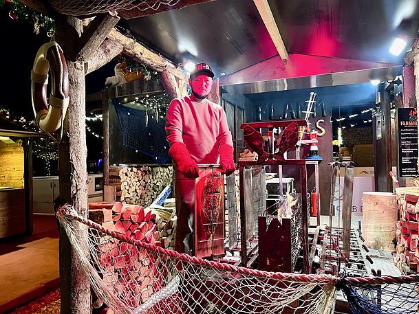 Kevin Schramm aus München ist seit zwei Jahren mit mehreren Standl auf der Winterworld. Sein Flammlachsstand ist heuer neu. Kevin Schramm aus München ist seit zwei Jahren mit mehreren Standl auf der Winterworld. Sein Flammlachsstand ist heuer neu.