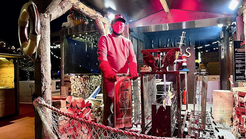 Kevin Schramm aus München ist seit zwei Jahren mit mehreren Standl auf der Winterworld. Sein Flammlachsstand ist heuer neu. Kevin Schramm aus München ist seit zwei Jahren mit mehreren Standl auf der Winterworld. Sein Flammlachsstand ist heuer neu.