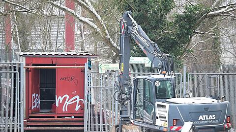 Fieberhaft arbeiten Fachleute daran, die Stromversorgung wieder herzustellen.