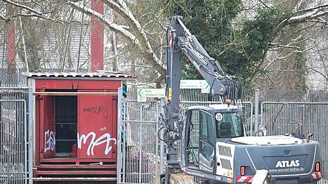 Fieberhaft arbeiten Fachleute daran, die Stromversorgung wieder herzustellen.