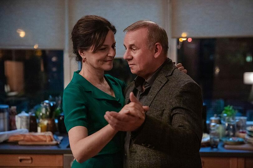 Wann haben Frauke (Martina Gedeck) und Wolfgang (Joachim Kr&oacute;l) das letzte Mal eine flotte Sohle aufs Parkett gelegt? Nach vielen Ehejahren haben sich nicht nur die K&ouml;rper der Eheleute ver&auml;ndert, sondern auch ihre Beziehung zueinander.