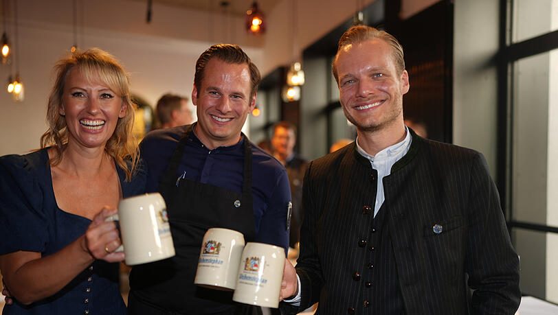 So sehen die frisch gebackenen Wirte vom Weihenstephaner am Platzl aus (v.l.):  Cornelia, Sebastian und Ferdinand Zinner sto&szlig;en auf ihr Wirtshaus direkt neben dem Hofbr&auml;uhaus an.