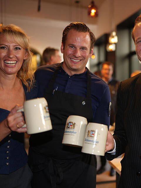 So sehen die frisch gebackenen Wirte vom Weihenstephaner am Platzl aus (v.l.):  Cornelia, Sebastian und Ferdinand Zinner sto&szlig;en auf ihr Wirtshaus direkt neben dem Hofbr&auml;uhaus an.