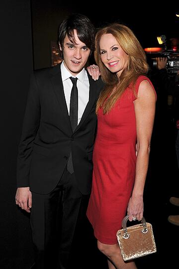 Glamouröse Familie: Rosalie van Breemen mit ihrem Sohn, dem Schauspieler Alain Fabien Delon, bei der BOSS-Party und Vernissage "A PERSONAL TOUCH - young photo journalists at the red carpet" im Rahmen der Berlinale im BOSS Store Berlin am Mittwoch.