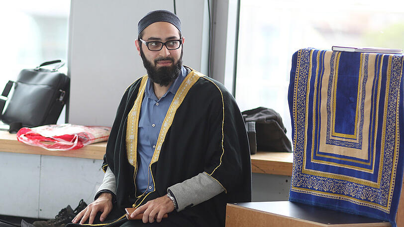 Der Münchner Imam Ahmad Popal leitet das Freitagsgebet in den Kammerspielen und spricht die Predigt.
