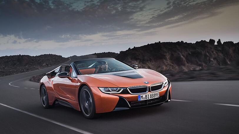 Der BMW i8 Roadster lässt sich mindestens 50 Kilometer rein elektrisch bewegen.