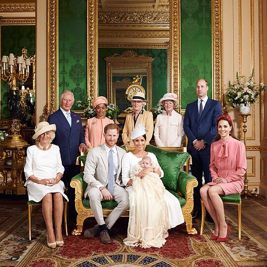Doch die positive Stimmung hält nicht lange an: Als Baby Archie Anfang Juli getauft wird, fühlt das Volk sich ein weiteres Mal von der Herzogin beleidigt und ausgeschlossen. Die royale Taufe findet unter Ausschluss der Öffentlichkeit statt, lediglich drei Bilder werden veröffentlicht. Die Namen der Taufpaten bleiben bis heute ein Geheimnis.