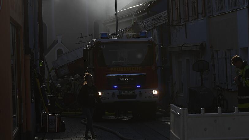 Am Donnerstag brannte zunächst ein Dachstuhl im Ortskern von Murnau, dann breiteten sich die Flammen auf zwei weitere Häuser aus.