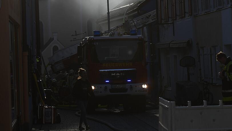 Am Donnerstag brannte zunächst ein Dachstuhl im Ortskern von Murnau, dann breiteten sich die Flammen auf zwei weitere Häuser aus. Am Donnerstag brannte zunächst ein Dachstuhl im Ortskern von Murnau, dann breiteten sich die Flammen auf zwei weitere Häuser aus.