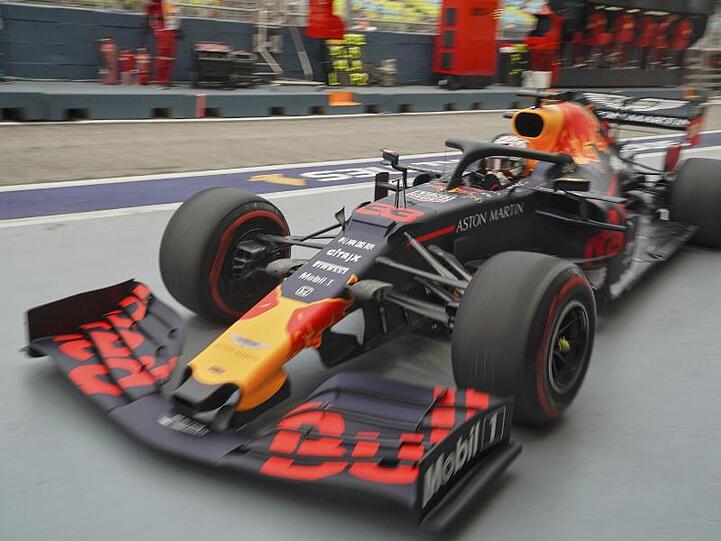 Der Niederländer Max Verstappen fuhr im ersten Training die Bestzeit.