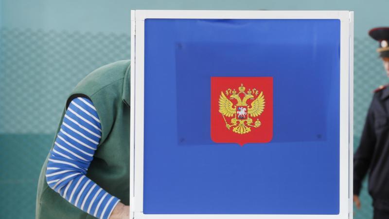 Ein Mann füllt in einer Wahlkabine in St. Petersburg seinen Stimmzettelaus. Ein Mann füllt in einer Wahlkabine in St. Petersburg seinen Stimmzettelaus.
