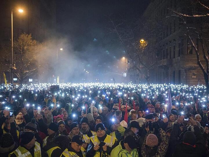 Vor dem Budapester Parlament haben Tausende Menschen gegen die Regierung des rechtsnationalen Ministerpräsidenten Orban demonstriert. Zum vierten Protest innerhalb von fünf Tagen hatten Gewerkschaften, Opposition und Zivilorganisationen aufgerufen.