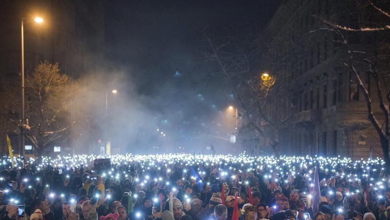 Vor dem Budapester Parlament haben Tausende Menschen gegen die Regierung des rechtsnationalen Ministerpräsidenten Orban demonstriert. Zum vierten Protest innerhalb von fünf Tagen hatten Gewerkschaften, Opposition und Zivilorganisationen aufgerufen. Vor dem Budapester Parlament haben Tausende Menschen gegen die Regierung des rechtsnationalen Ministerpräsidenten Orban demonstriert. Zum vierten Protest innerhalb von fünf Tagen hatten Gewerkschaften, Opposition und Zivilorganisationen aufgerufen.
