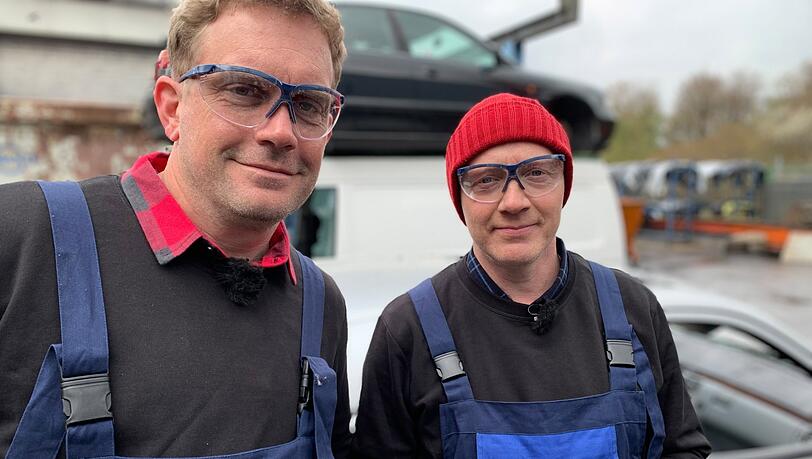 Auf dem Schrottplatz von Nicole Schindelar zerlegen Simon (rechts) und Sebastian nicht nur Autos - von der Zertrümmerung mit Vorschlaghämmern über die Bedienung eines Krans mit Greifarm bis zur Schrottpresse ist alles dabei.