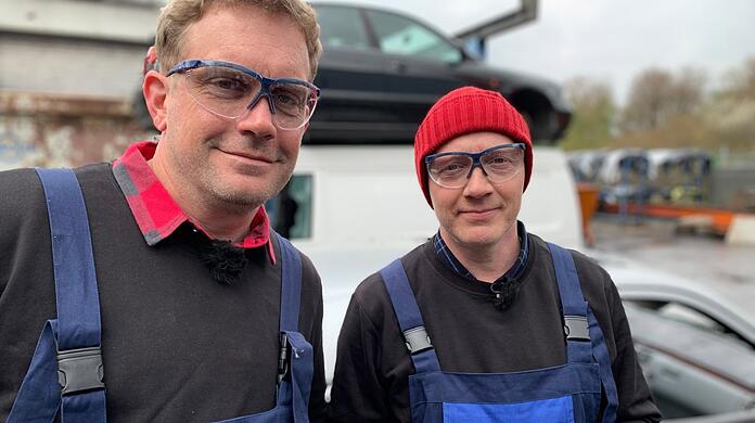 Auf dem Schrottplatz von Nicole Schindelar zerlegen Simon (rechts) und Sebastian nicht nur Autos - von der Zertrümmerung mit Vorschlaghämmern über die Bedienung eines Krans mit Greifarm bis zur Schrottpresse ist alles dabei.