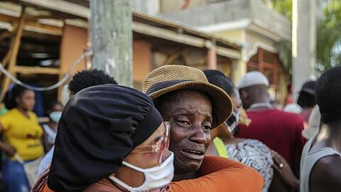 Nach dem Erdbeben der Stärke 7,2 in Haiti weinen Angehörige während der Suche nach Vermissten. Die Zahl der Todesopfer ist inzwischen auf über 1200 gestiegen.