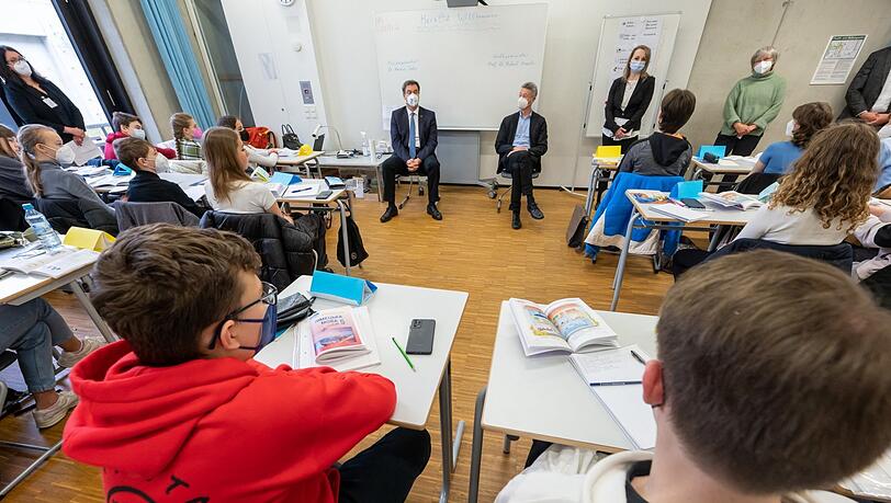 Markus Söder, (l., CSU) und Michael Piazolo, (r., Freie Wähler) Staatsminister für Unterricht und Kultus, besuchen Kinder aus der Ukraine in einer Willkommensklasse des Gymnasium Trudering. Markus Söder, (l., CSU) und Michael Piazolo, (r., Freie Wähler) Staatsminister für Unterricht und Kultus, besuchen Kinder aus der Ukraine in einer Willkommensklasse des Gymnasium Trudering.