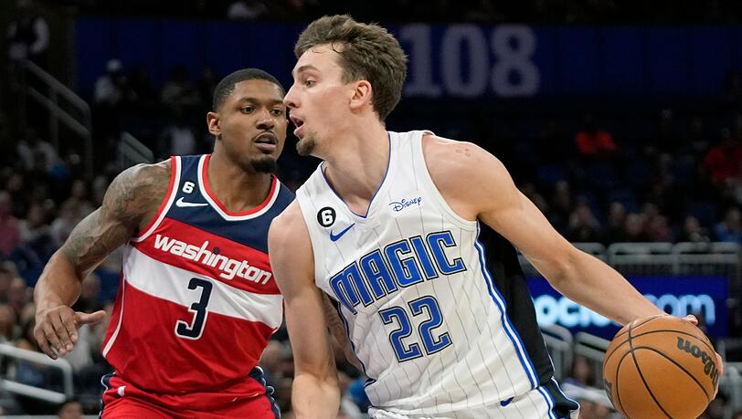Franz Wagner (22) von den Orlando Magic umkurvt Bradley Beal (3) von den Washington Wizards.
