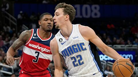 Franz Wagner (22) von den Orlando Magic umkurvt Bradley Beal (3) von den Washington Wizards.