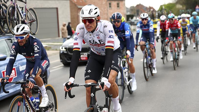 Form wie 2019: Nils Politt (M) vom UAE Team Emirates freut sich auf Kopfsteinpflaster und Regen.