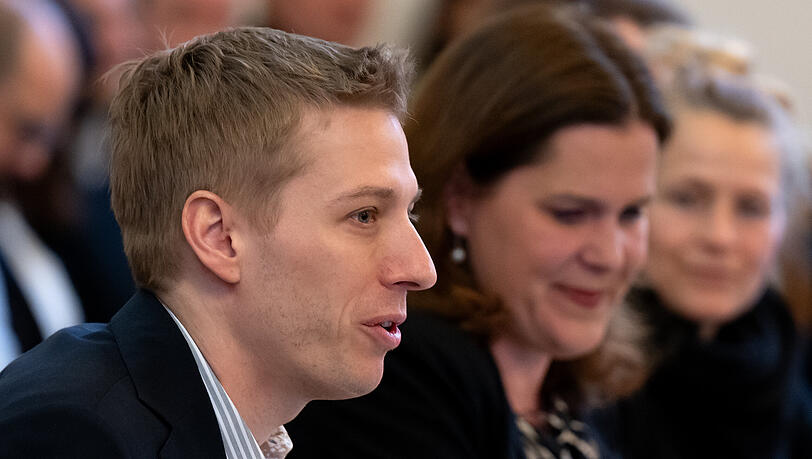 Dominik Krause wird bald M&uuml;nchner Oberb&uuml;rgermeister. Aber vorher muss sich im Rathaus noch eine Regierung bilden. Am Freitag haben die ersten Gespr&auml;che  mit der SPD begonnen. An diesen nimmt auch B&uuml;rgermeisterin Verena Dietl (SPD) teil.