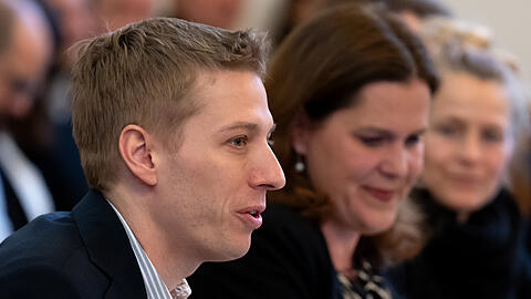 Dominik Krause wird bald M&uuml;nchner Oberb&uuml;rgermeister. Aber vorher muss sich im Rathaus noch eine Regierung bilden. Am Freitag haben die ersten Gespr&auml;che  mit der SPD begonnen. An diesen nimmt auch B&uuml;rgermeisterin Verena Dietl (SPD) teil.