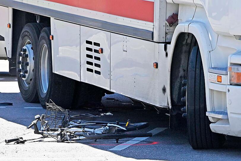 Die 84-J&auml;hrige geriet mit ihrem Fahrrad unter den Lkw.