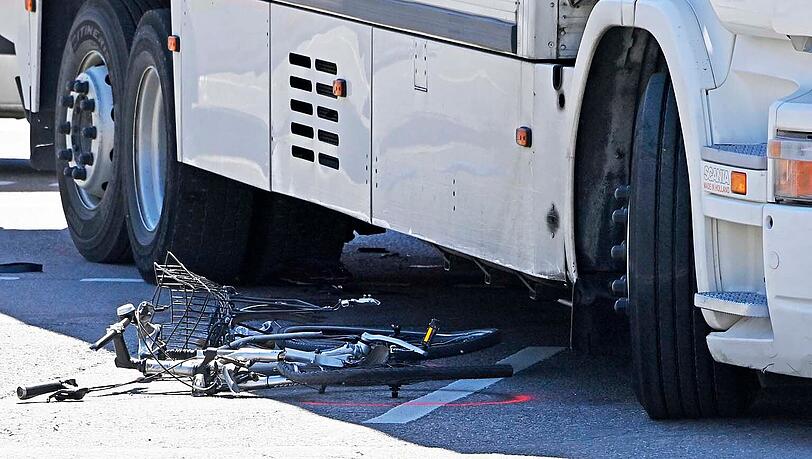 Die 84-Jährige geriet mit ihrem Fahrrad unter den Lkw. Die 84-Jährige geriet mit ihrem Fahrrad unter den Lkw.