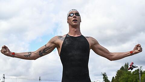 Florian Wellbrock feiert seinen zweiten EM-Titel im Freiwasserschwimmen.