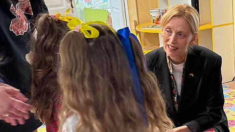 Auch Einrichtungen f&uuml;r Kinder sind f&uuml;r Familienministerin Prien ein gutes Feld f&uuml;r gesellschaftliches Engagement.